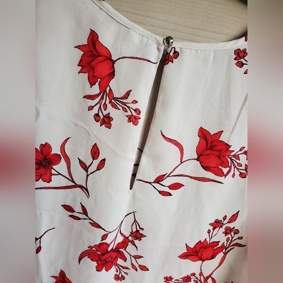 Lily White Bright Red Floral Pattern Keyhole Cut-out Boxy Business Casual Blouse - Picture 7 of 9